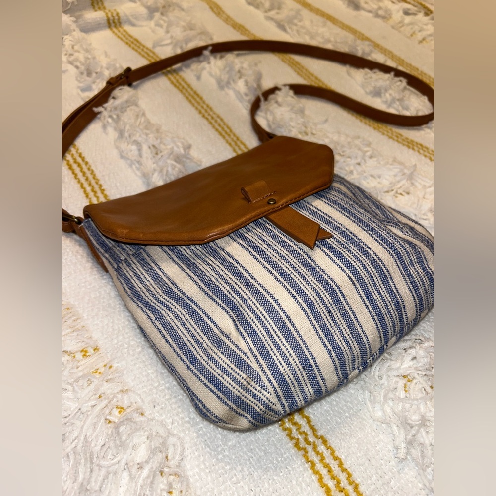 Lucky Brand Genuine Leather Tyna Crossbody - Picture 2 of 8